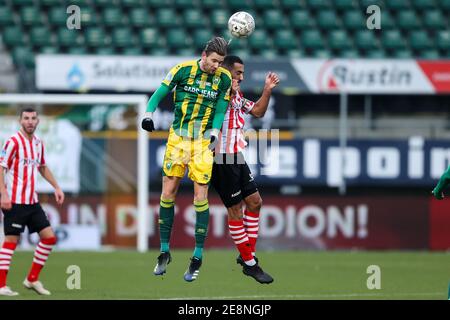 DEN HAAG, NIEDERLANDE - JANUAR 31: Michiel Kramer von ADO Den Haag, Adil Auassar von Sparta Rotterdam während des niederländischen Eredivisie-Spiels zwischen ADO Den Stockfoto