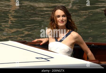 Die britische Schauspielerin Keira Knightley kommt mit dem Taxi-Boot ins Casino des Lido, um an der Pressekonferenz und der Fotokonferenz "Buße" während des 64. Jährlichen Filmfestivals in Venedig am 29. August 2007 teilzunehmen. Foto von Charriau-Khayat/ABAC Stockfoto