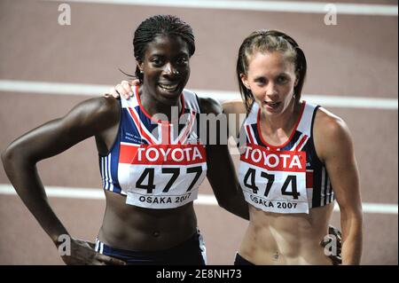 (L-R) die Briten Christine Ohuruogu 1. Und Nicola Sanders 2. Feiern am 29. August 2007 im Nagai-Stadion in Osaka, Japan, beim 400-Meter-Finale der Frauen bei den Leichtathletik-Weltmeisterschaften 11. Foto von Gouhier-Kempinaire/Cameleon/ABACAPRESS.COM Stockfoto