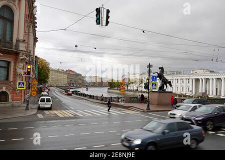 Russland St. Petersburg - November 2020 großer roter Bus mit Touristen am Newski Prospekt, den Sehenswürdigkeiten der Nordhauptstadt Russlands.Foto in hoher Qualität Stockfoto