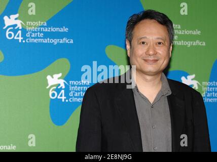 Regisseur Ang Lee posiert für Bilder während der Fotoschau für 'Lust, Caution' beim 64. Jährlichen Filmfestival Venedig am 30. August 2007 in Venedig, Italien. Foto von Nicolas Khayat/ABACAPRESS.COM Stockfoto