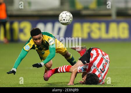 DEN HAAG, NIEDERLANDE - JANUAR 31: Vicente Besuijen von ADO Den Haag, Mica Pinto von Sparta Rotterdam während des niederländischen Eredivisie-Spiels zwischen ADO Den Stockfoto