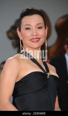 Die Darstellerin Joan Chen posiert für Bilder, als sie am 30. August 2007 zur Vorführung von 'Lust, Caution' während des 64. Filmfestivals in Venedig, Italien, kommt. Foto von Nicolas Khayat/ABACAPRESS.COM Stockfoto