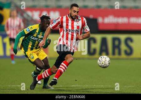 DEN HAAG, NIEDERLANDE - JANUAR 31: Bobby Adekanye von ADO Den Haag, Adil Auassar von Sparta Rotterdam während des niederländischen Eredivisie-Spiels zwischen ADO Den Stockfoto