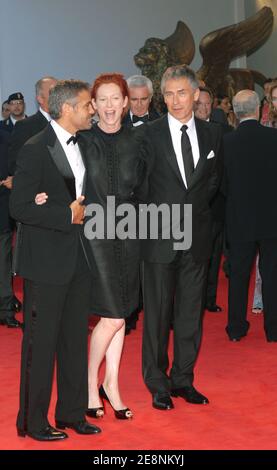 Regisseur Tony Gilroy (R) und die Schauspieler George Clooney und Tilda Swinton posieren, als sie am 31. August 2007 anlässlich des 64. Jährlichen Filmfestivals in Venedig zur Premiere ihres neuen Films 'Michael Clayton' eintreffen. Clooney spielt als Titelfigur im Corporate Legal Thriller im Wettbewerb um den Goldenen Löwen. Foto von Nicolas Khayat/ABACAPRESS.COM Stockfoto