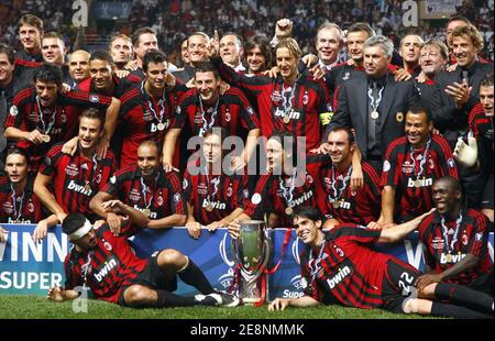 AC Mailand Spieler feiern mit ihrer Trophäe während des UEFA Super Cup Turnier, AC Mailand gegen FC Sevilla im Louis II Stadium in Monaco am 31. August 2007. AC Mailand gewann 3:1. Foto von Christian Liewig/ABACAPRESS.COM Stockfoto