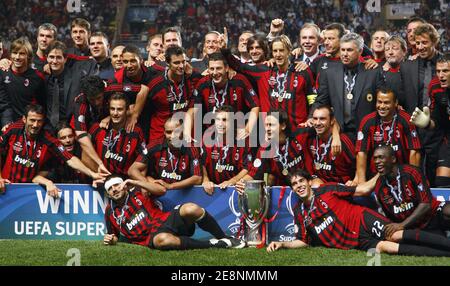 AC Mailand Spieler feiern mit ihrer Trophäe während des UEFA Super Cup Turnier, AC Mailand gegen FC Sevilla im Louis II Stadium in Monaco am 31. August 2007. AC Mailand gewann 3:1. Foto von Christian Liewig/ABACAPRESS.COM Stockfoto
