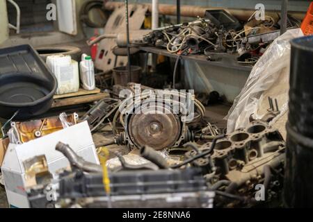 Die einige zufällige Auto Maschine Teile und Details im Auto Service-Werkstatt Stockfoto