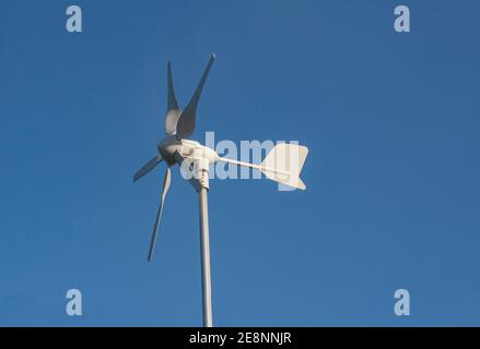 Nahaufnahme von modernen rotierenden Outdoor, Technologie, Wind, Mast, Anemometer auf der Spitze des Mastes mit tiefblauem Himmel Hintergrund. Kopenhagen, Dänemark – Januar Stockfoto