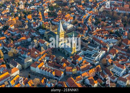 Luftaufnahme, Blick auf die Innenstadt, Altstadt, St. Petri Kirche Alde Kerke, St. Patrokli-Dom, Soest, Soester Börde, Nordrhein-Westfalen, Deutschland, Place o Stockfoto