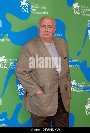 Regisseur Claude Chabrol posiert für Bilder während der Fotoserie "La Fille Coupée en Deux" beim 64. Filmfestival in Venedig, Italien, am 2. September 2007. Foto von Nicolas Khayat/ABACAPRESS.COM Stockfoto