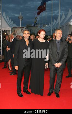 Regisseur Tony Gilroy (R) und die Schauspieler George Clooney (L) und Tilda Swinton kommen am 2. September 2007 zur Vorführung von "Michael Clayton" während des 33. Amerikanischen Filmfestivals in Deauville, Normandie, Frankreich. Foto von Denis Guignebourg/ABACAPRESS.COM Stockfoto