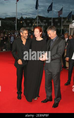 Regisseur Tony Gilroy (R) und die Schauspieler George Clooney (L) und Tilda Swinton kommen am 2. September 2007 zur Vorführung von "Michael Clayton" während des 33. Amerikanischen Filmfestivals in Deauville, Normandie, Frankreich. Foto von Denis Guignebourg/ABACAPRESS.COM Stockfoto