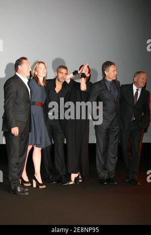 Regisseur Tony Gilroy (2ndR) und die Schauspieler George Clooney (3rdl) und Tilda Swinton (C) kommen am 2. September 2007 zur Vorführung von 'Michael Clayton' während des 33. Amerikanischen Filmfestivals in Deauville, Normandie, Frankreich. Foto von Denis Guignebourg/ABACAPRESS.COM Stockfoto