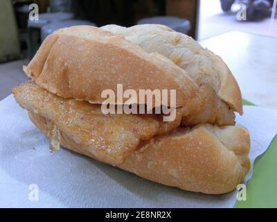 Nahaufnahme des traditionellen Schweinebrot Schweinekotelbrötchen in Macau, China Stockfoto