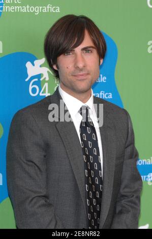 Cast-Mitglied Jason Schwartzman posiert für Bilder während der Fotozelle für 'The Darjeeling Limited' beim 64. Jährlichen Filmfestival in Venedig, Italien, am 3. September 2007. Foto von Nicolas Khayat/ABACAPRESS.COM Stockfoto