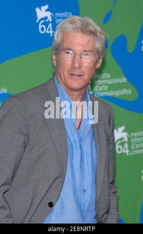 Das Darstellermitglied Richard Gere posiert für Bilder während der Fotoaufnahme für "I'm Not There" beim 64. Filmfestival in Venedig, Italien, am 4. September 2007. Er wurde von den Fotografen des Festivals für seine Freundlichkeit uns gegenüber eine Digitalkamera angeboten.Foto: Nicolas Khayat/ABACAPRESS.COM Stockfoto