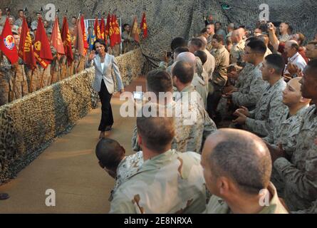 US-Dienstmitglieder versammeln sich am 3. September 2007 um Außenministerin Condoleezza Rice während des überraschenden Besuchs von Präsident George W. Bush auf der Al Asad Air Base im Irak. Foto von DOD über ABACAPRESS.COM Stockfoto