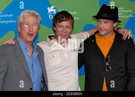 Die Darstellerinnen Richard Gere und Heath Ledger mit Regisseur Todd Haynes posieren für Bilder während der Fotoaufnahme für "I'm Not There" beim 64. Jährlichen Filmfestival Venedig am 4. September 2007 in Venedig, Italien. Foto von Nicolas Khayat/ABACAPRESS.COM Stockfoto