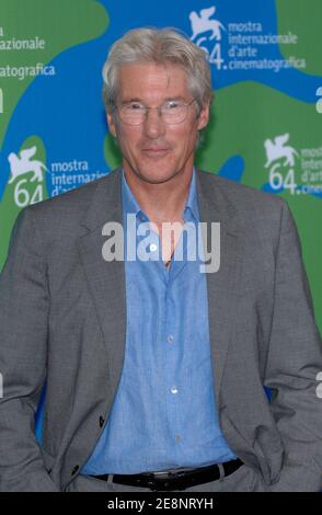 Das Darstellermitglied Richard Gere posiert für Bilder während der Fotoaufnahme für "I'm Not There" beim 64. Filmfestival in Venedig, Italien, am 4. September 2007. Er wurde von den Fotografen des Festivals für seine Freundlichkeit uns gegenüber eine Digitalkamera angeboten.Foto: Nicolas Khayat/ABACAPRESS.COM Stockfoto