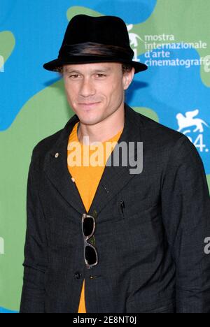 Das Darstellermitglied Heath Ledger posiert für Bilder während der Fotoschau für "I'm Not There" beim 64. Jährlichen Filmfestival in Venedig, Italien, am 4. September 2007. Foto von Nicolas Khayat/ABACAPRESS.COM Stockfoto