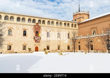 Horizontale Ansicht des erzbischöflichen Palastes von alcala de henares verschneit Bedeckt an einem sonnigen Tag nach einem Schneefall Stockfoto