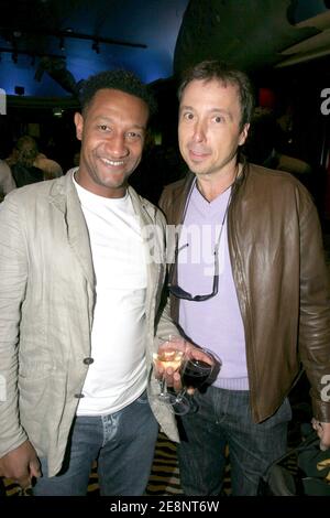 Schauspieler Edouard Montoute mit dem französischen Schauspieler und Mitglied von 'Robin des Bois' Pascal Vincent während der After Party von 'The Bourne Ultimatum' im Planete Hollywood in Paris, Frankreich, am 4. September 2007. Foto von Benoit Pinguet/ABACAPRESS.COM Stockfoto