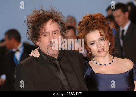 Der britische Regisseur Tim Burton und seine Frau, die schwangere britische Schauspielerin Helena Bonham-Carter, gehen vor der Vorführung von 'The Nightmare before Christmas 3-D' und der Verleihung des Tim Burton Golden Lion for Lifetime Achievement Award während des 64. Filmfestivals in Venedig, Italien, am 5. September 2007 auf den roten Teppich. Foto von Nicolas Khayat/ABACAPRESS.COM Stockfoto