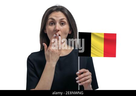 Glückliche junge weiße Frau hält Flagge von Belgien und deckt Ihr Mund mit ihrer Hand isoliert auf weißem Hintergrund Stockfoto