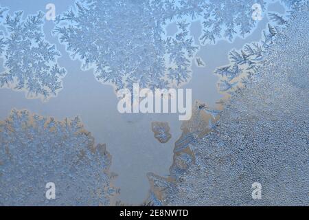 Aufwendige und schöne Eiskristalle Formen sich auf meinem Fenster, wenn es unter -20C hier in Ottawa, Ontario, Kanada. Stockfoto