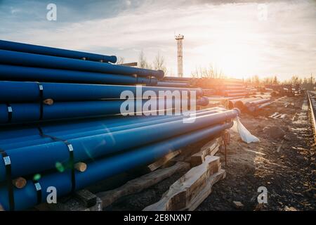 Stapel von Gussrohren für Kanalisation bereit für den Transport und die Verteilung. Stockfoto