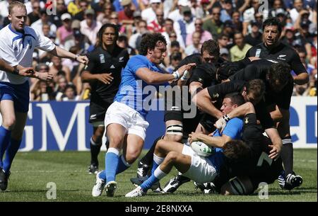 Eine verwirrend Aktion während der IRB Rugby World Cup 2007, Pool C, Neuseeland gegen Italien im Velodrome Stadion in Marseille, Frankreich am 8. September 2007. Foto von Pool Rugby 2007/Cameleon/ABACAPRESS.COM Stockfoto