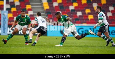 BRENTFORD, ENGLAND - JANUAR 31: L-R Sekope Kepu aus London der Ire Adam Radwan aus Newcastle Falcons und Albert Tuisue aus London Irish während der Gallagher Premiership zwischen London Irish und Newcastle Flacons im Brentford Community Stadium, Brentford, UK am 31. Januar 2021 Credit: Action Foto Sport/Alamy Live News Stockfoto