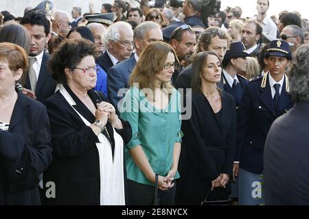 Luciano Pavarottis Witwe Nicoletta Mantovani (L) und Tochter Lorenza folgen dem Wagen, der den Sarg von Maestro Luciano Pavarotti in der romanischen Kathedrale von Modena zur Trauermesse des italienischen Opernsuperstars Luciano Pavarotti am 8. September 2007 in Modena, Italien, trägt. Zehntausende Trauernde, darunter viele aus Politik und Unterhaltung, versammelten sich in der kleinen Stadt Modena, um den verehrten Tenor endgültig zu verabschieden. Foto von Marco Piovanotto/ABACAPRESS.COM Stockfoto