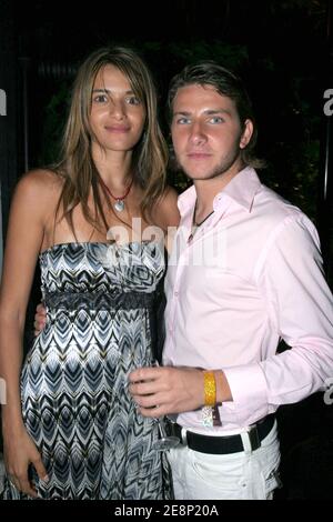 Die französischen TV-Spieler 'Koh Lanta' Kevin und Jade feiern ihren Sieg in L'Etoile in Paris, Frankreich am 11. September 2007. Foto von Benoit Pinguet/ABACAPRESS.COM. Stockfoto