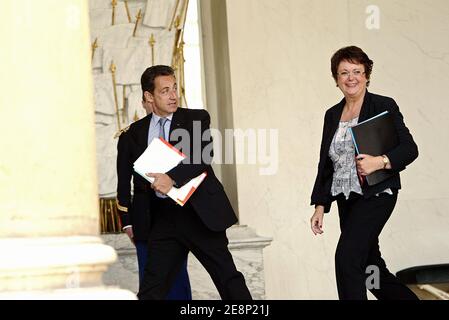 Der französische Präsident Nicolas Sarkozy und die Ministerin für Wohnungswesen Christine Boutin verlassen am 12. September 2007 den ministerrat im Elysee-Palast in Paris. Foto von Bernard Bisson/ABACAPRESS.COM Stockfoto