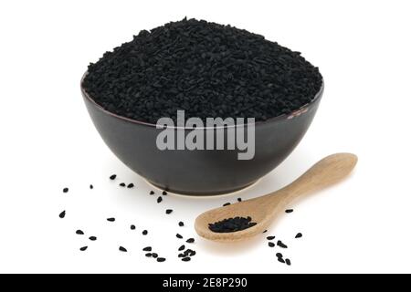 Schale mit schwarzem Kreuzkümmel oder römischen Koriandersamen auf weiß. Stockfoto