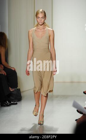 Ein Modell zeigt eine Kreation von Donna Karan während der Mercedes Benz Fashion Week Spring 2008 in New York City, NY, USA am 12. September 2007. Foto von Gregorio Binuya/ABACAPRESS.COM Stockfoto