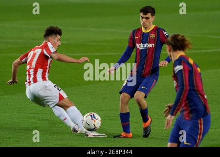 Camp Nou, Barcelona, Katalonien, Spanien. Januar 2021. La Liga Fußball, Barcelona gegen Athletic Bilbao; Pedri, Barcelona Mittelfeldspieler wird von Vencedor von Bilbao abgefangen Credit: Action Plus Sports/Alamy Live News Stockfoto