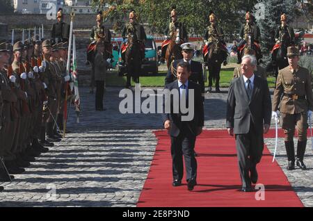 Der französische Präsident Nicolas Sarkozy und sein Amtskollege, der ungarische Präsident Laszlo Solyom, überprüfen während des eintägigen offiziellen Besuchs von Nicolas Sarkozy in Budapest, Ungarn, am 14. September 2007 die Ehrengarden im Sandor-Palast des Präsidenten. Foto von Christophe Guibbaud/ABACAPRESS.COM Stockfoto