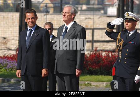 Der französische Präsident Nicolas Sarkozy und sein ungarischer Amtskollege Laszlo Solyom überprüfen die Ehrengarden im Präsidentenpalast, während Nicolas Sarkozys eintägiger offizieller Besuch in Ungarn am 14. September 2007 in Budapest, Ungarn. Foto von Christophe Guibbaud/ABACAPRESS.COM Stockfoto