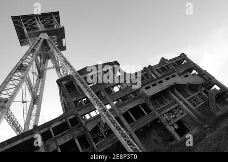 Eine Low-Angle Graustufenaufnahme einer metallischen Struktur durch Ein altes verlassene Gebäude Stockfoto