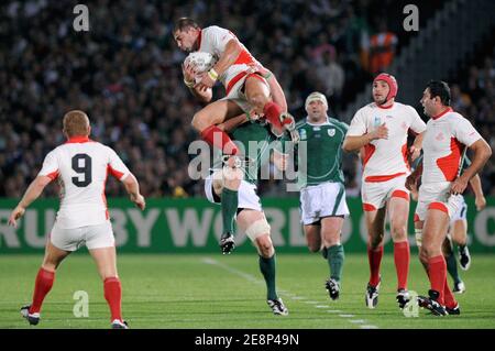 Georgiens Giorgi Chkhaidze wird am 15. September 2007 im Chaban Delmas Stadium in Bordeaux, Frankreich, während der IRB Rugby World Cup 2007, Pool D, Irland gegen Georgien von Irlands Paul O'Connell herausgefordert. Foto von Nicolas Gouhier/Cameleon/ABACAPRESS.COM Stockfoto