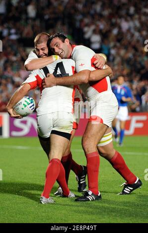 Georgiens Giorgi Shkinin feiert Versuch mit seinen Teamkollegen während der IRB Rugby World Cup 2007, Pool D, Irland gegen Georgien im Chaban Delmas Stadium in Bordeaux, Frankreich am 15. September 2007. Foto von Nicolas Gouhier/Cameleon/ABACAPRESS.COM Stockfoto