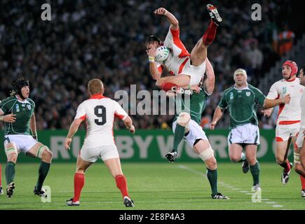 Georgiens Giorgi Chkhaidze wird am 15. September 2007 im Chaban Delmas Stadium in Bordeaux, Frankreich, während der IRB Rugby World Cup 2007, Pool D, Irland gegen Georgien von Irlands Paul O'Connell herausgefordert. Foto von Nicolas Gouhier/Cameleon/ABACAPRESS.COM Stockfoto