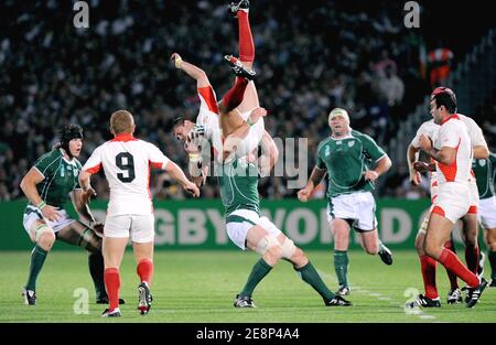 Georgiens Giorgi Chkhaidze wird am 15. September 2007 im Chaban Delmas Stadium in Bordeaux, Frankreich, während der IRB Rugby World Cup 2007, Pool D, Irland gegen Georgien von Irlands Paul O'Connell herausgefordert. Foto von Nicolas Gouhier/Cameleon/ABACAPRESS.COM Stockfoto