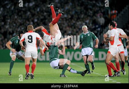 Georgiens Giorgi Chkhaidze wird am 15. September 2007 im Chaban Delmas Stadium in Bordeaux, Frankreich, während der IRB Rugby World Cup 2007, Pool D, Irland gegen Georgien von Irlands Paul O'Connell herausgefordert. Foto von Nicolas Gouhier/Cameleon/ABACAPRESS.COM Stockfoto