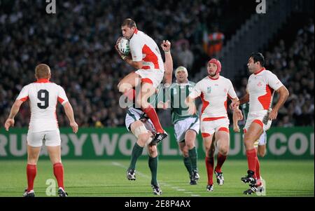 Georgiens Giorgi Chkhaidze wird am 15. September 2007 im Chaban Delmas Stadium in Bordeaux, Frankreich, während der IRB Rugby World Cup 2007, Pool D, Irland gegen Georgien von Irlands Paul O'Connell herausgefordert. Foto von Nicolas Gouhier/Cameleon/ABACAPRESS.COM Stockfoto