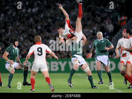 Georgiens Giorgi Chkhaidze wird am 15. September 2007 im Chaban Delmas Stadium in Bordeaux, Frankreich, während der IRB Rugby World Cup 2007, Pool D, Irland gegen Georgien von Irlands Paul O'Connell herausgefordert. Foto von Nicolas Gouhier/Cameleon/ABACAPRESS.COM Stockfoto