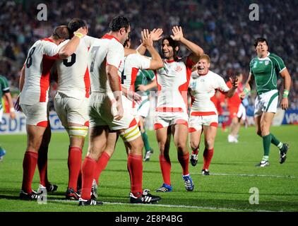 Georgiens Giorgi Shkinin feiert Versuch mit seinen Teamkollegen während der IRB Rugby World Cup 2007, Pool D, Irland gegen Georgien im Chaban Delmas Stadium in Bordeaux, Frankreich am 15. September 2007. Foto von Nicolas Gouhier/Cameleon/ABACAPRESS.COM Stockfoto